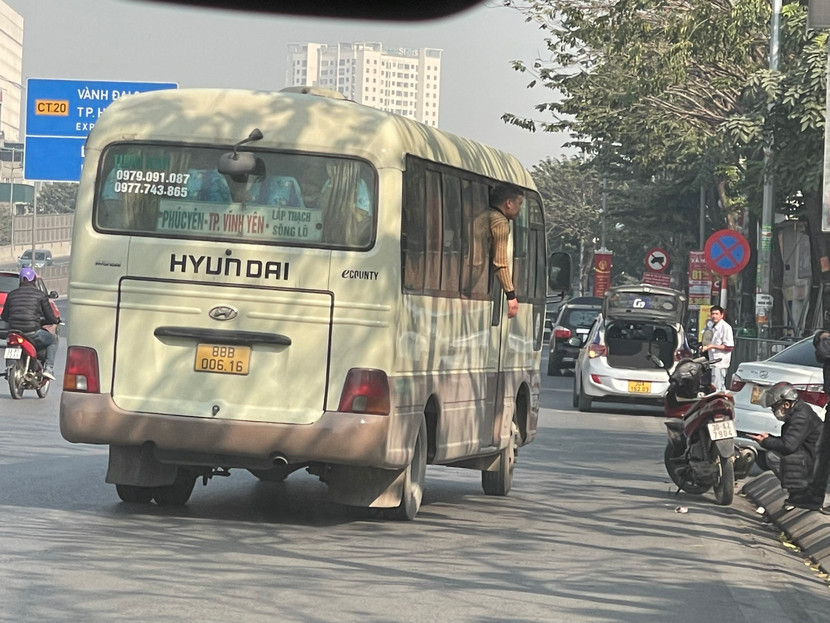 Bất chấp nguy cơ tai nạn giao thông, những chiếc xe khách này vẫn cứ đặt lợi nhuận lên trên hết Bất chấp nguy cơ tai nạn giao thông, những chiếc xe khách này vẫn cứ đặt lợi nhuận lên trên hết