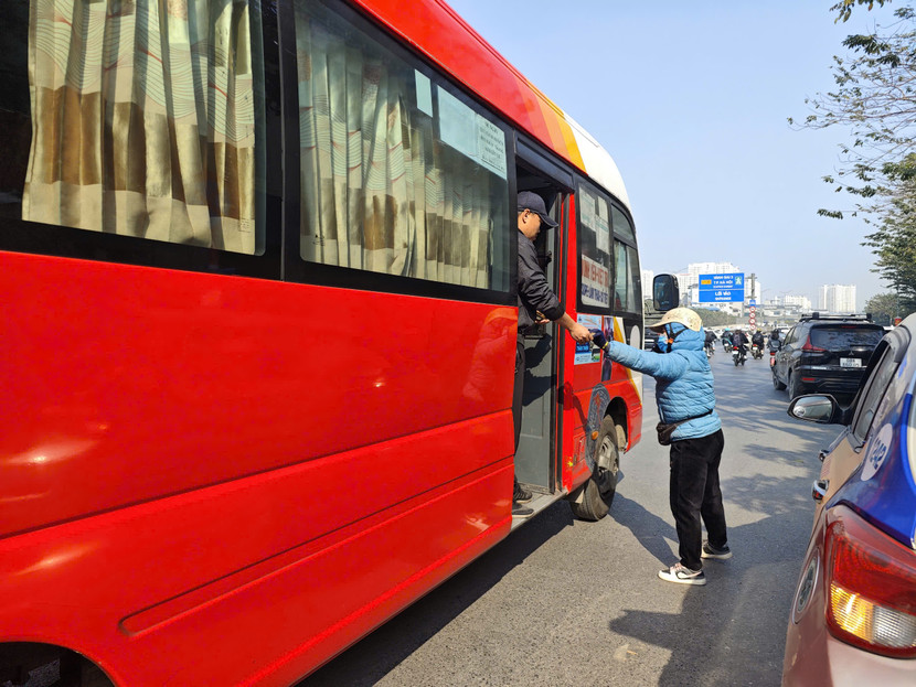 Xe khách chạy "rùa bò" đón trả khách dọc đường Xe khách chạy "rùa bò" đón trả khách dọc đường