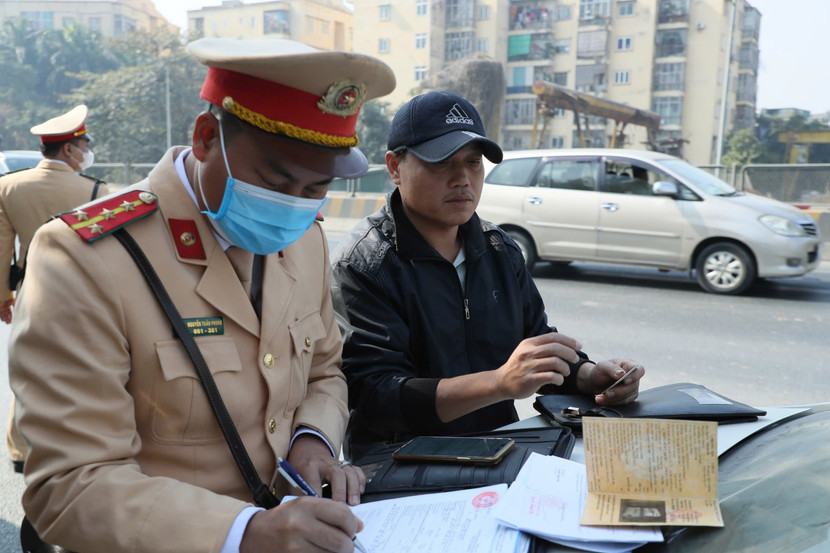 Kiên quyết lập biên bản xử lý, không để tồn tại những hành vi vi phạm Kiên quyết lập biên bản xử lý, không để tồn tại những hành vi vi phạm