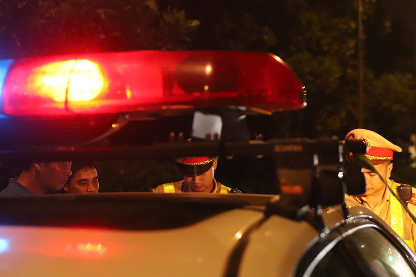 Đội Cảnh sát giao thông số 14 triển khai các biện pháp tuần tra không kể ngày đêm, kiên quyết xử lý các xe khách dừng đỗ sai quy định