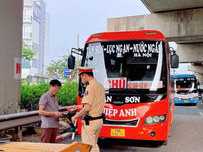 Lợi dụng lúc vắng bóng lực lượng chức năng, nhiều lái xe khách đã ngang nhiên dừng, đỗ mặc biển cấm