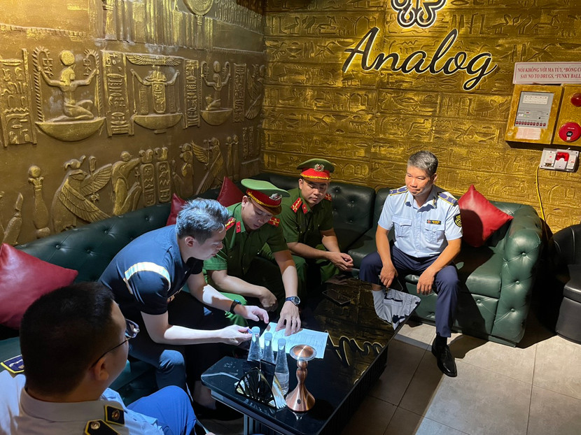 Công an phường phối hợp với lực lượng chức năng kiểm tra, xử lý &quot;bóng cười&quot;