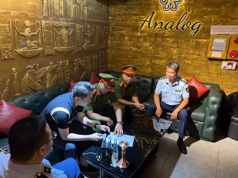 Công an phường phối hợp với lực lượng chức năng kiểm tra, xử lý "bóng cười"