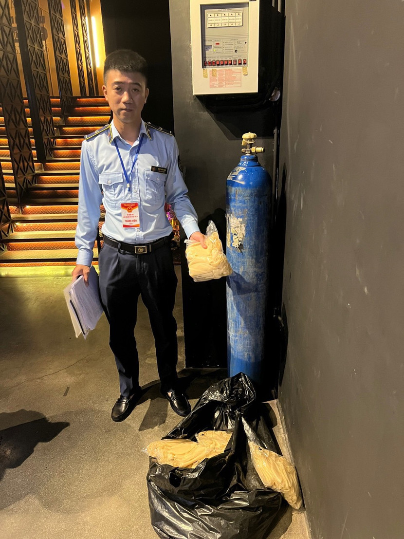 Tổ liên ngành thu giữ 1 bình "khí cười" cùng khoảng 500 vỏ bóng cao su chưa qua sử dụng tại quán bar số 31-33 Mã Mây