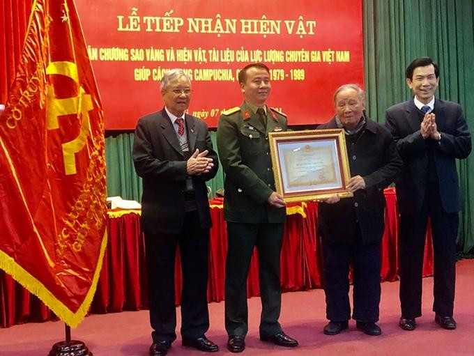 Bảo tàng Lịch sử quân sự Việt Nam tiếp nhận hiện vật từ Ban Liên lạc cựu chuyên gia Việt Nam giúp cách mạng Campuchia