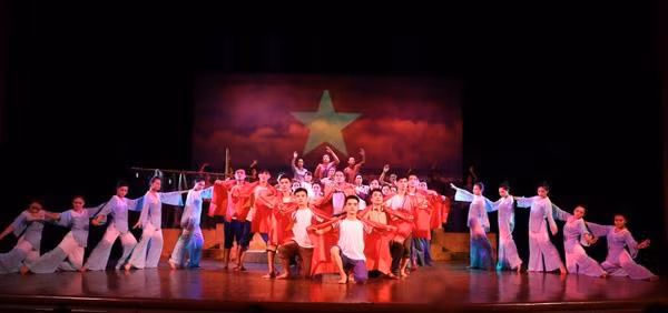 Vở diễn Giai điệu Tổ quốc của Nhà hát Chèo Việt Nam