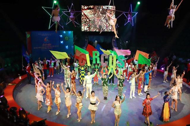 Các nghệ sĩ trình diễn tại Lễ kỷ niệm. Các nghệ sĩ trình diễn tại Lễ kỷ niệm.