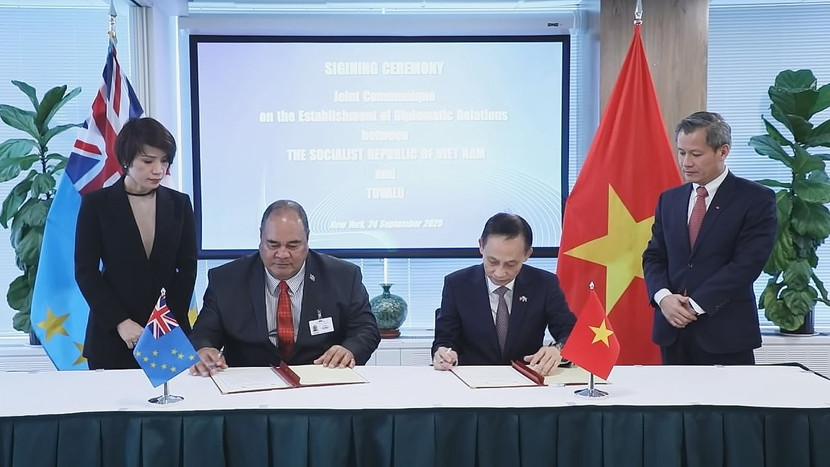 Quyền Bộ trưởng Ngoại giao Lê Hoài Trung và Bộ trưởng Ngoại giao, Lao động và Thương mại Tuvalu ký Thông cáo chung thiết lập quan hệ ngoại giao