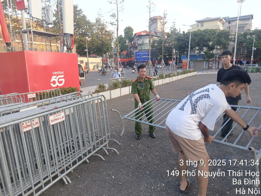 Các chiến sỹ Công an phường Ba Đình tất bật sau đại lễ Kỷ niệm 80 năm Cách mạng tháng Tám và Quốc khánh 2-9