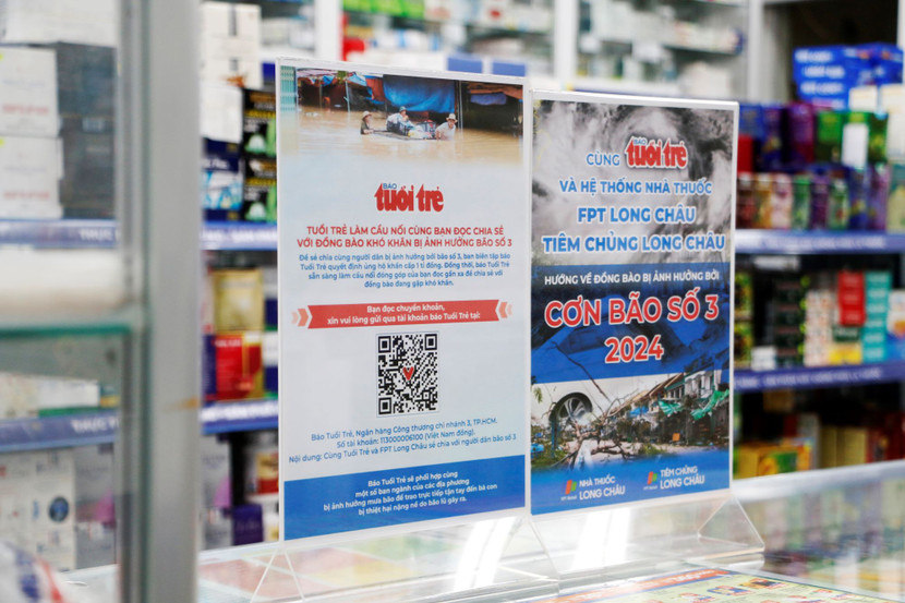 Nhà thuốc FPT Long Châu thành điểm nhận ủng hộ đồng bào bị bão lũ của Tuổi Trẻ.