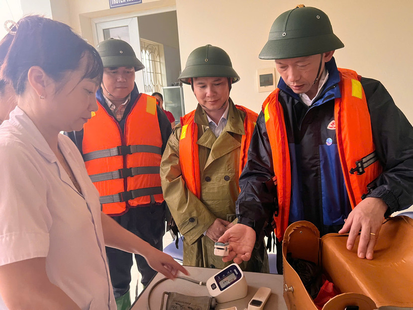 Đoàn kiểm tra công tác sẵn sàng khám chữa bệnh tại Trạm Y tế Nam Cường