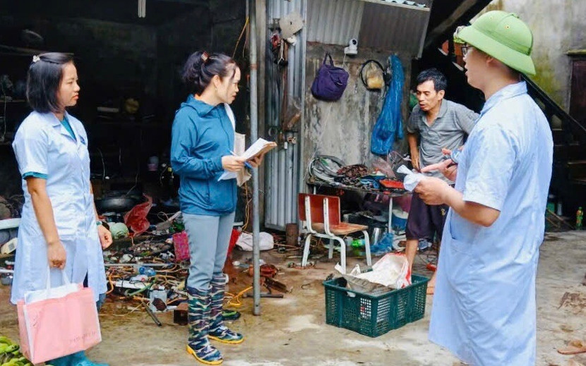 Cán bộ y tế ở Hà Nội hướng dẫn người dân phòng chống dịch bệnh