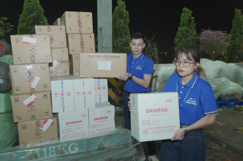 Nhân viên FPT Long Châu bốc xếp thuốc lên xe đi cứu trợ bà con vùng ngập lụt phía bắc