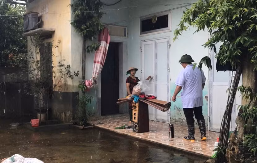 Cán bộ y tế ở Hà Nội hướng dẫn người dân phòng bệnh sau ngập lụt