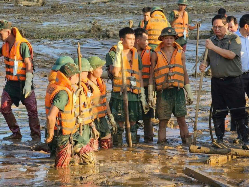 Thủ tướng thị sát hiện trường vụ sạt lở tại thôn Làng Nủ, xã Phúc Khánh, huyện Bảo Yên Thủ tướng thị sát hiện trường vụ sạt lở tại thôn Làng Nủ, xã Phúc Khánh, huyện Bảo Yên