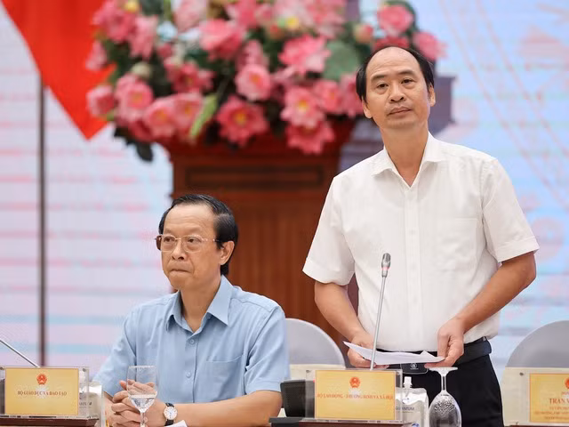 Thứ trưởng Bộ LĐ-TB&XH Nguyễn Văn Hồi trả lời báo chí Thứ trưởng Bộ LĐ-TB&XH Nguyễn Văn Hồi trả lời báo chí