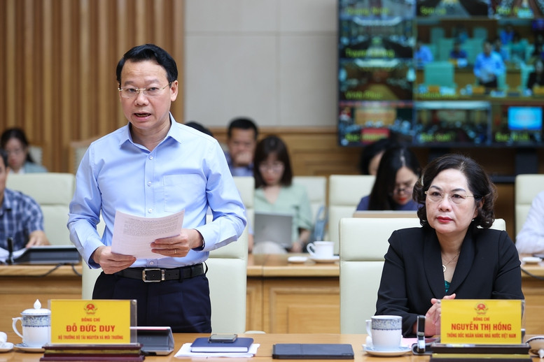 Bộ trưởng Bộ Tài nguyên và Môi trường Đỗ Đức Duy báo cáo (Ảnh: VGP)