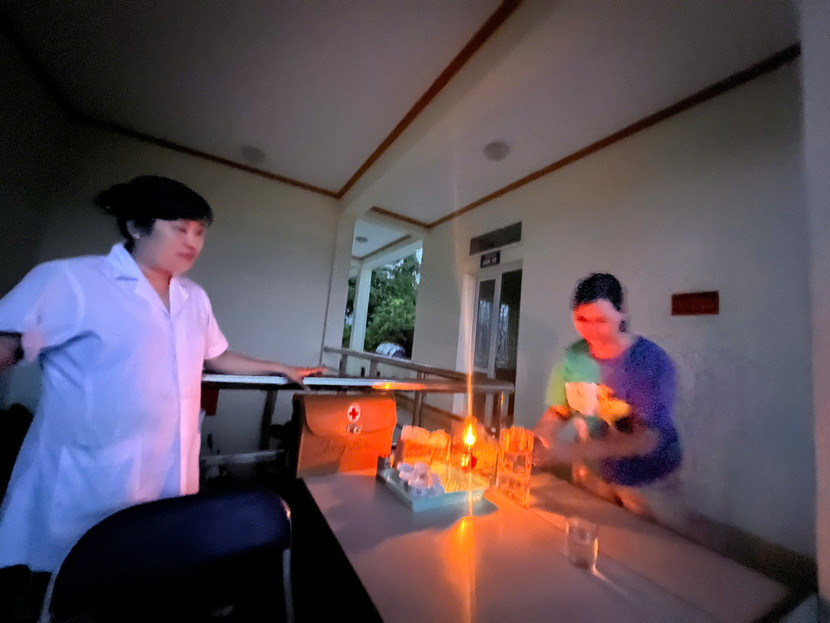 Các hoạt động khám chữa bệnh được chuyển lên tầng 2 của Trạm, nhưng mất điện nên phải dùng đèn dầu
