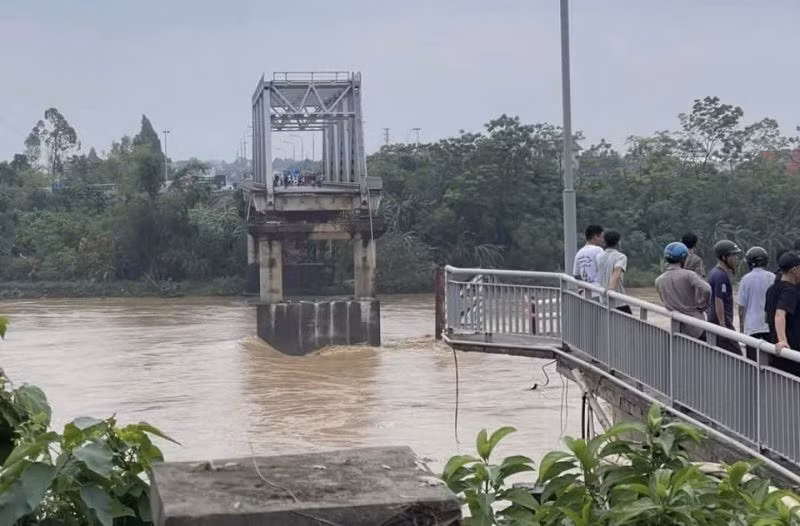 Vụ sập cầu Phong Châu gây thiệt hại lớn về người, tài sản và làm đứt gãy giao thông