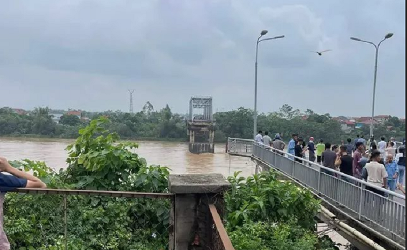 Hiện trường vụ sập cầu Phong Châu bắc qua sông Thao ở tỉnh Phú Thọ Hiện trường vụ sập cầu Phong Châu bắc qua sông Thao ở tỉnh Phú Thọ