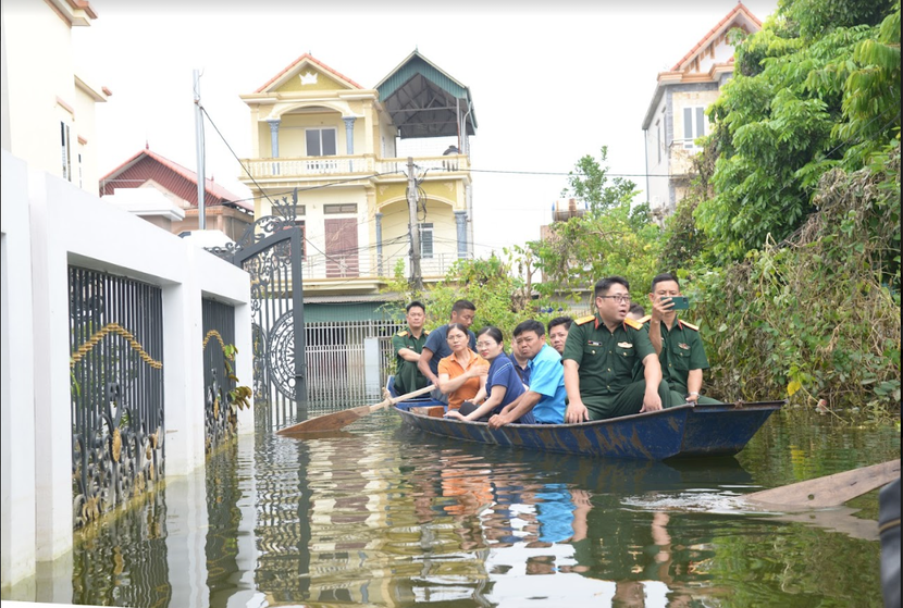 Nhiều hộ gia đình ở xã An Phú vẫn đang bị ngập lụt Nhiều hộ gia đình ở xã An Phú vẫn đang bị ngập lụt