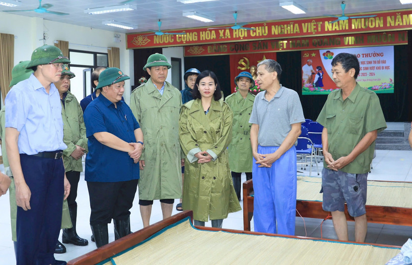 Phó Bí thư Thường trực Thành uỷ động viên các hộ dân phải sơ tán ở Thanh Trì