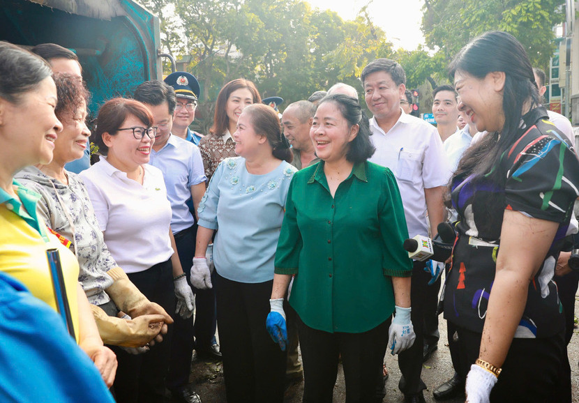 Bí thư Thành ủy Bùi Thị Minh Hoài trò chuyện với cán bộ và người dân chung tay làm sạch môi trường Thủ đô (Ảnh: Viết Thành)