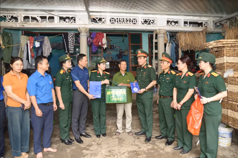Thiếu tướng Nguyễn Quốc Toản cùng đoàn công tác tặng quà các hộ gia đình thôn Đồng Chiêm, xã An Phú, huyện Mỹ Đức