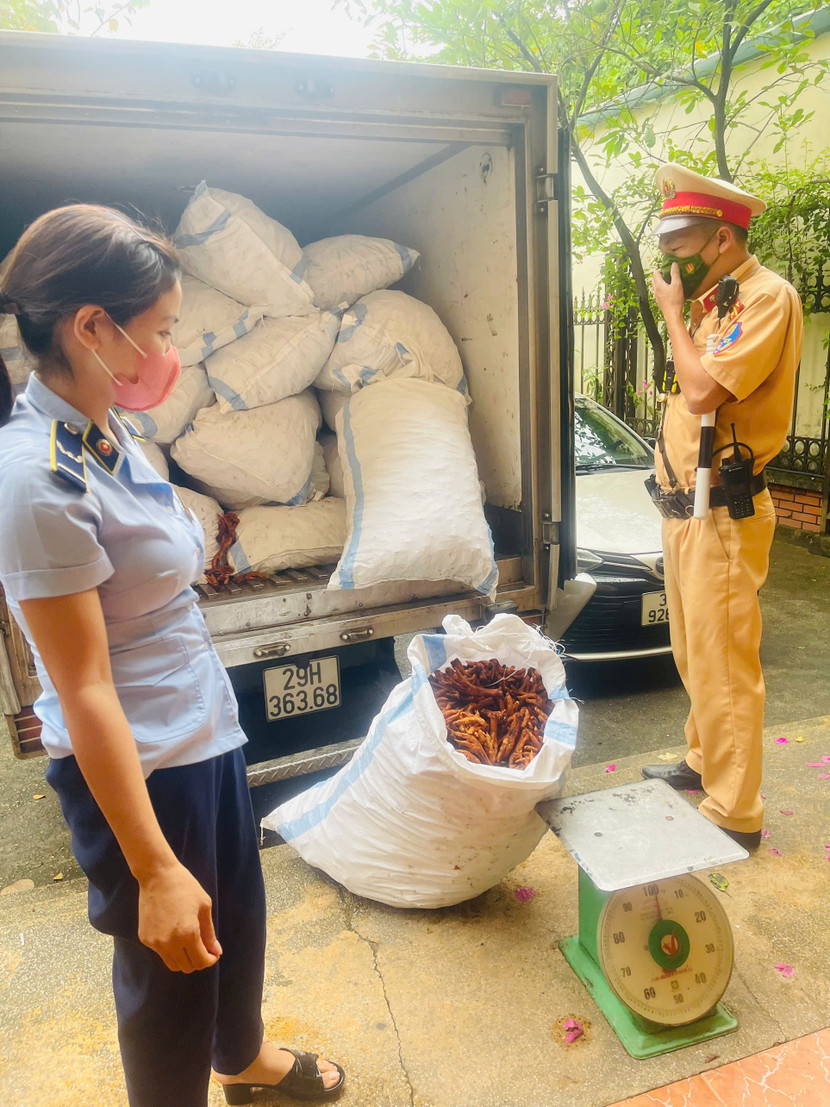 Toàn bộ số chân gà thành phẩm được đóng trong các bao tải, hoàn toàn không được bảo quản