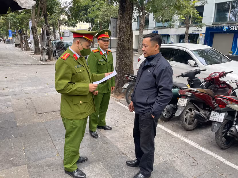 Không chỉ dừng lại ở tuyên truyền, dù là ngày Tết nhưng Công an quận Hoàn Kiếm vẫn kiên quyết xử lý các bãi xe vi phạm