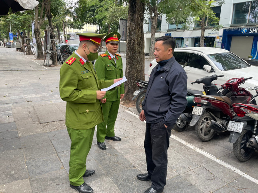 Không chỉ dừng lại ở tuyên truyền, dù là ngày Tết nhưng Công an quận Hoàn Kiếm vẫn kiên quyết xử lý các bãi xe vi phạm