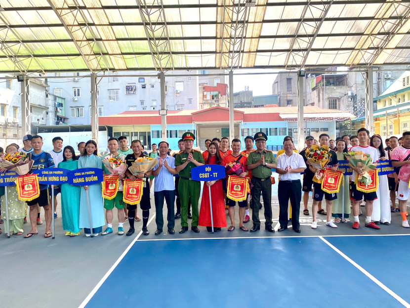 Đại biểu dự khai mạc tặng hoa và cờ lưu niệm cho các đội bóng