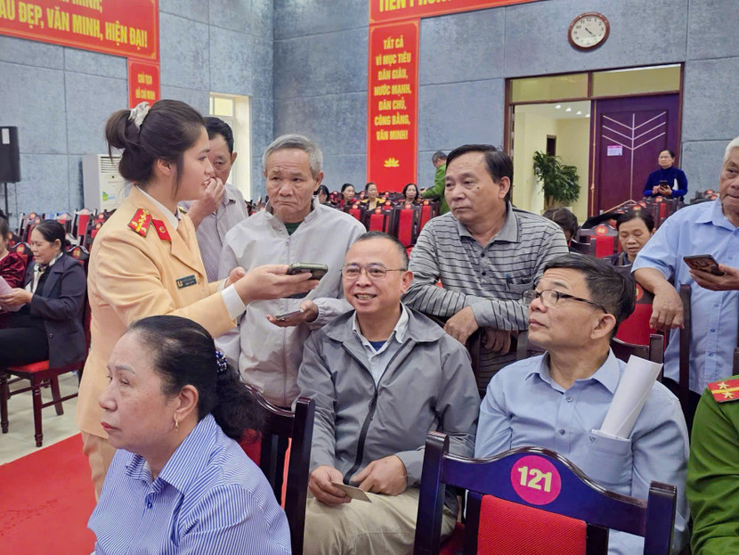 Các tổ công tác gồm Cảnh sát giao thông, Cảnh sát khu vực đến từng địa bàn hỗ trợ, hướng dẫn nhân dân khai báo, làm sạch dữ liệu