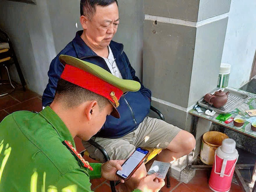 Công an Hà Nội trực tiếp hỗ trợ người dân khai báo