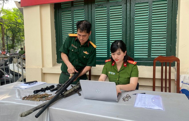 Nhiều người dân đã tự nguyện giao nộp các loại vũ khí, vật liệu nổ và công cụ hỗ trợ, thể hiện ý thức, trách nhiệm trong công tác phòng ngừa tội phạm Nhiều người dân đã tự nguyện giao nộp các loại vũ khí, vật liệu nổ và công cụ hỗ trợ, thể hiện ý thức, trách nhiệm trong công tác phòng ngừa tội phạm