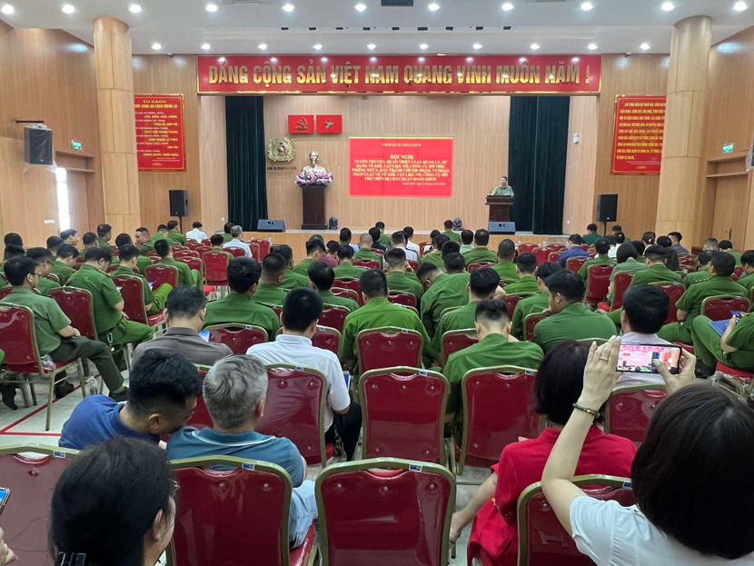 Hội nghị được nghe quán triệt các điểm mới của Luật Quản lý, sử dụng vũ khí, vật liệu nổ và công cụ hỗ trợ Hội nghị được nghe quán triệt các điểm mới của Luật Quản lý, sử dụng vũ khí, vật liệu nổ và công cụ hỗ trợ