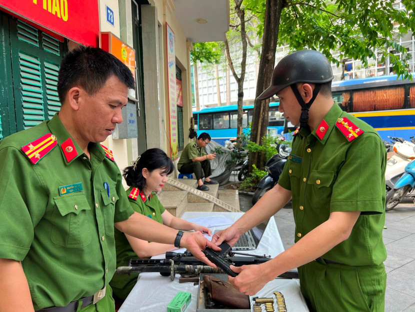 Kế hoạch vận động, thu hồi vũ khí, vật liệu nổ, công cụ hỗ trợ và pháo là một trong những nhiệm vụ thường xuyên được Đội Quản lý hành chính về trật tự xã hội chú trọng triển khai Kế hoạch vận động, thu hồi vũ khí, vật liệu nổ, công cụ hỗ trợ và pháo là một trong những nhiệm vụ thường xuyên được Đội Quản lý hành chính về trật tự xã hội chú trọng triển khai