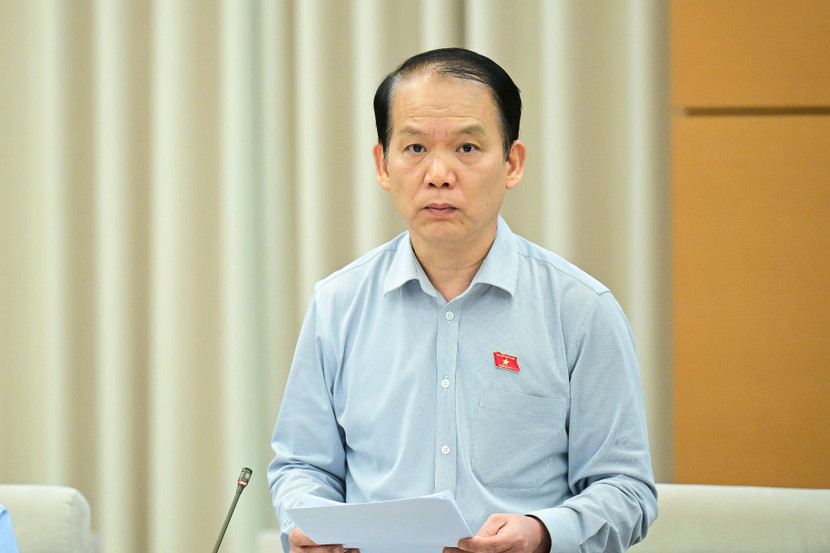 Chủ nhiệm Ủy ban Pháp luật và Tư pháp Hoàng Thanh Tùng báo cáo tại phiên họp