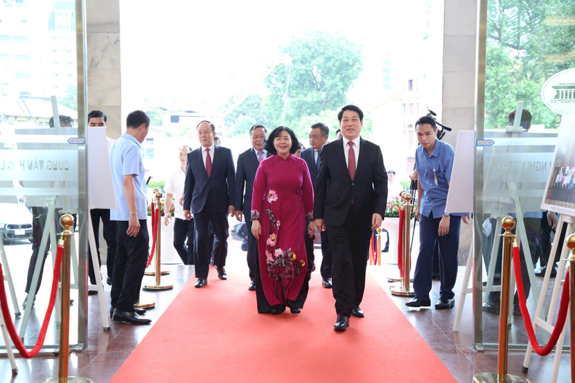 Chủ tịch nước Lương Cường dự lễ công bố các quyết định tại TP Hà Nội. Hà Nội là 1 trong 11 tỉnh, thành được giữ nguyên, tổ chức công bố các nghị quyết, quyết định của Trung ương và thành phố đối với xã, phường. Chủ tịch nước Lương Cường dự lễ công bố các quyết định tại TP Hà Nội. Hà Nội là 1 trong 11 tỉnh, thành được giữ nguyên, tổ chức công bố các nghị quyết, quyết định của Trung ương và thành phố đối với xã, phường.