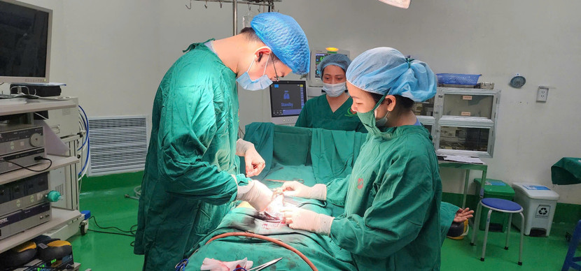 Các bác sĩ BVĐK Đông Anh phẫu thuật cho bệnh nhân bị gãy dương vật