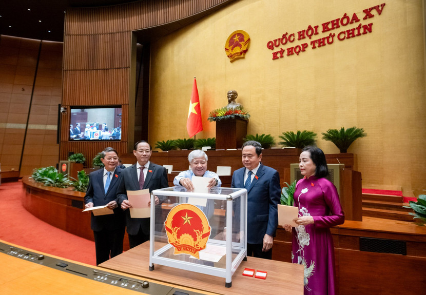 Các đại biểu bỏ phiếu phê chuẩn danh sách bầu Phó Chủ tịch và Ủy viên Hội đồng bầu cử quốc gia
