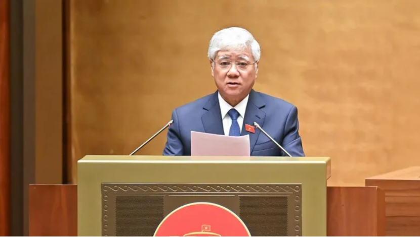 Chủ tịch Ủy ban TƯ MTTQ Việt Nam Đỗ Văn Chiến báo cáo trước khi các ĐBQH bấm nút thông qua luật Chủ tịch Ủy ban TƯ MTTQ Việt Nam Đỗ Văn Chiến báo cáo trước khi các ĐBQH bấm nút thông qua luật