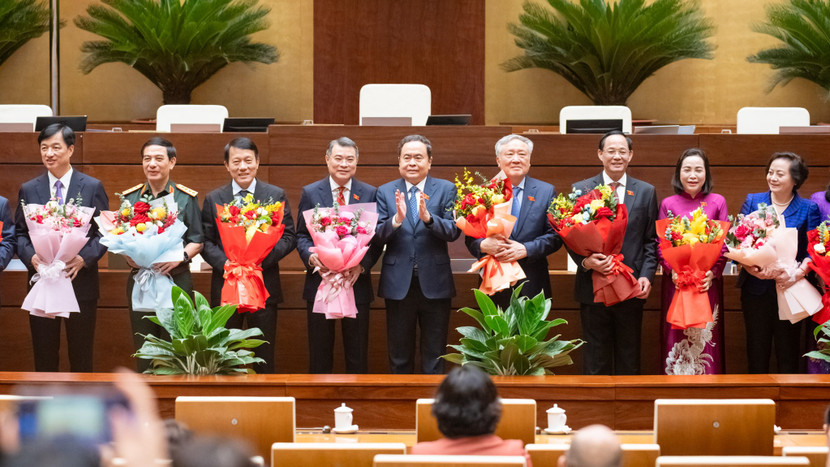 Chủ tịch Quốc hội - Chủ tịch Hội đồng bầu cử Quốc gia Trần Thanh Mẫn tặng hoa chúc mừng các Phó Chủ tịch và Ủy viên Hội đồng được Quốc hội phê chuẩn