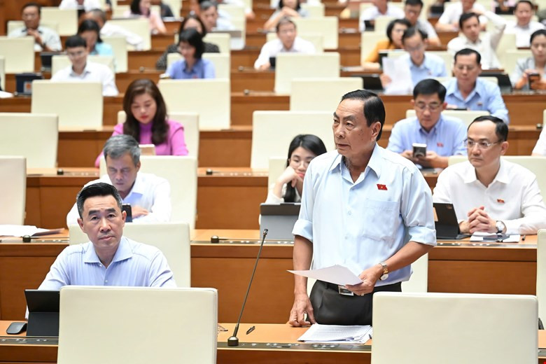 Đại biểu Phạm Văn Hòa (đoàn Đồng Tháp) phát biểu Đại biểu Phạm Văn Hòa (đoàn Đồng Tháp) phát biểu