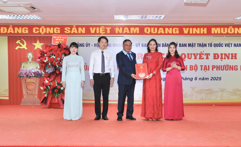 Phó Bí thư Thường trực Thành ủy Hà Nội Nguyễn Văn Phong trao các quyết định tại phường Dương Nội