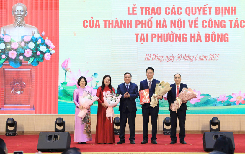 Phó Bí thư Thường trực Thành ủy Hà Nội Nguyễn Văn Phong trao các quyết định tại phường Hà Đông