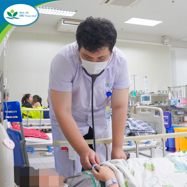 Thiếu niên 15 tuổi bị ngộ độc thuốc lá điện tử được điều trị tại BV Nhi Trung ương