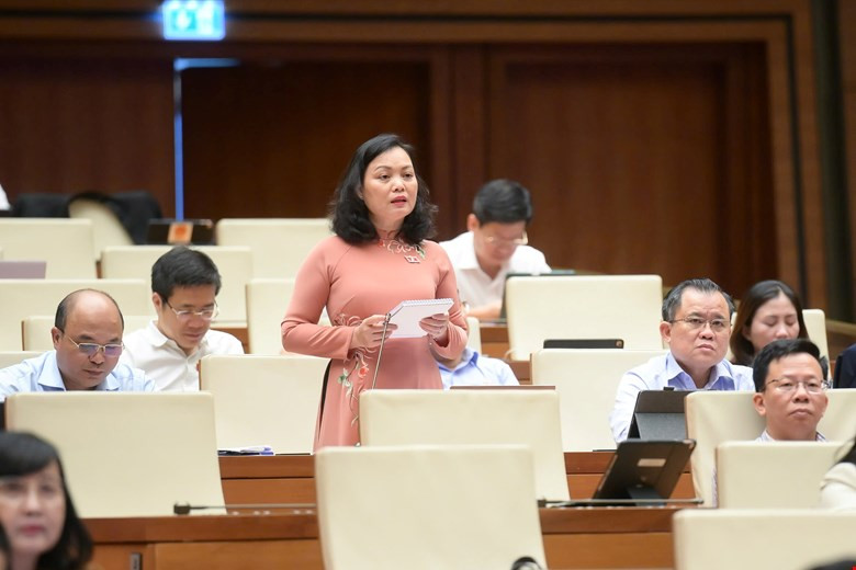 Đại biểu Huỳnh Thị Phúc phát biểu Đại biểu Huỳnh Thị Phúc phát biểu