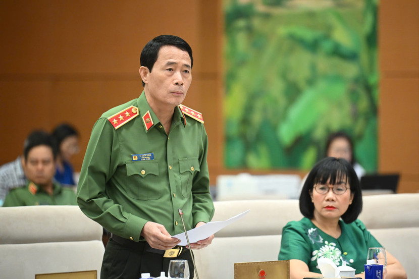 Thượng tướng Lê Quốc Hùng, Thứ trưởng Bộ Công an trình bày báo cáo tại phiên họp
