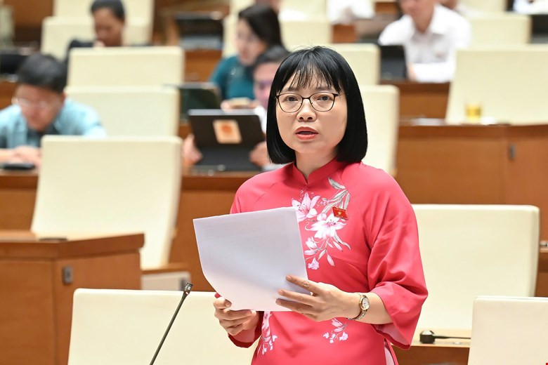 Đại biểu Nguyễn Thị Việt Nga (đoàn Hải Dương) phát biểu Đại biểu Nguyễn Thị Việt Nga (đoàn Hải Dương) phát biểu